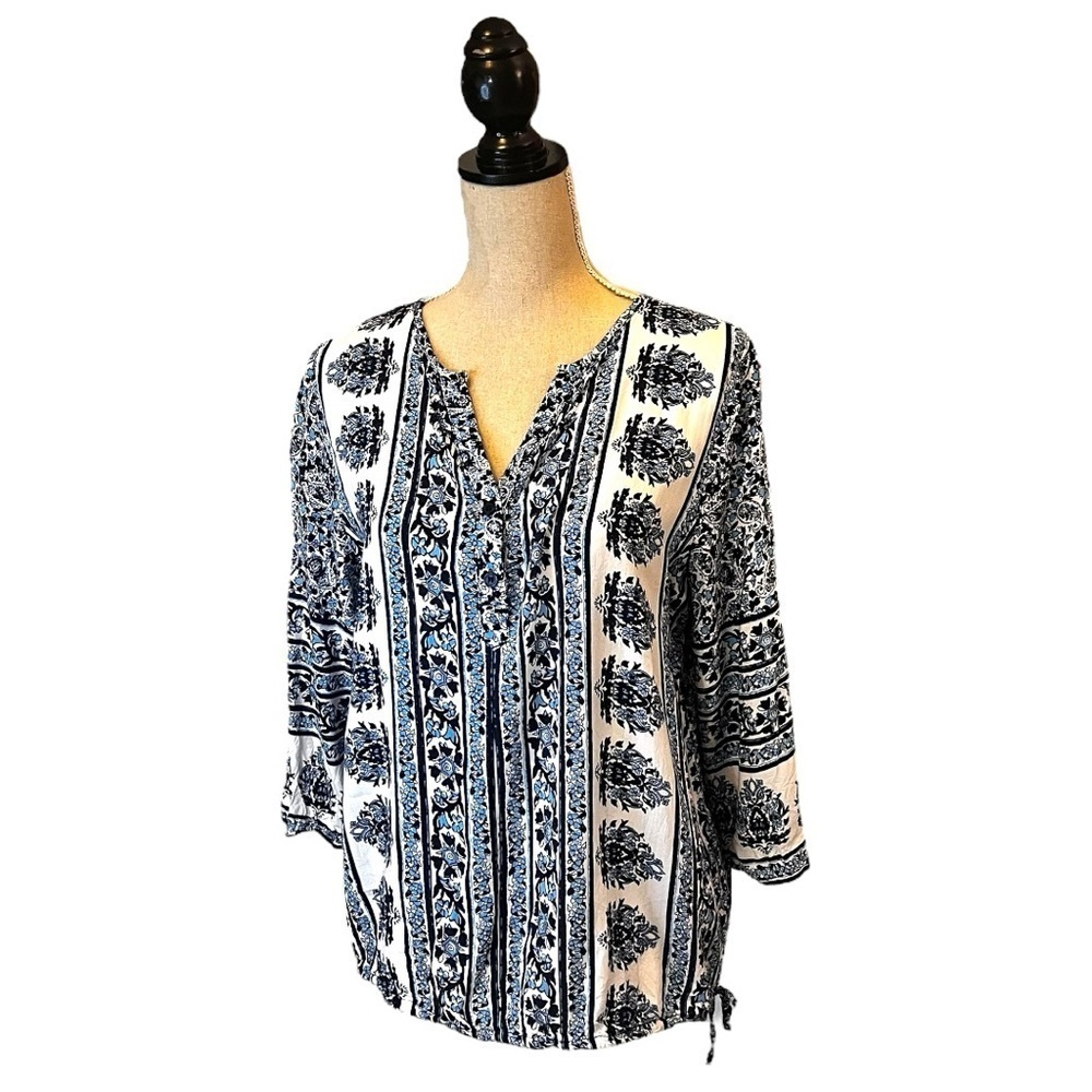 Women's Blue and White Patterned Top